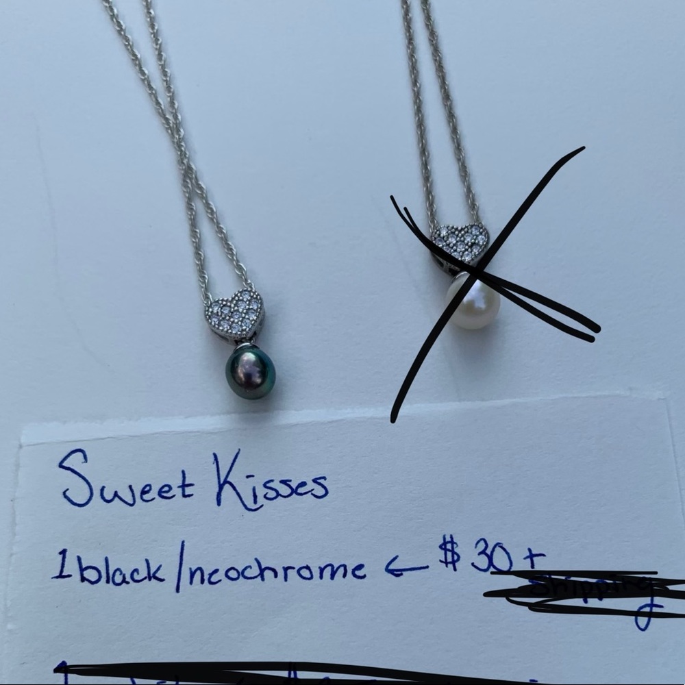 Sweet Kisses Vantel Pearls Necklace